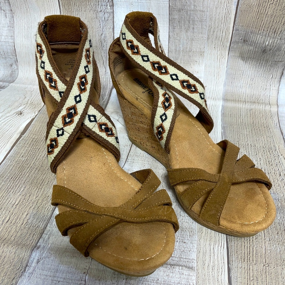 Minnetonka Drew Wedge Platform Aztec Sandal Suede | Size 8